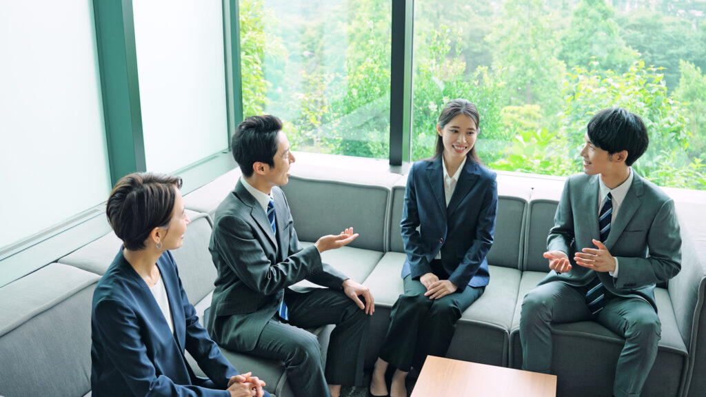 職場の同僚と新入社員が話す様子