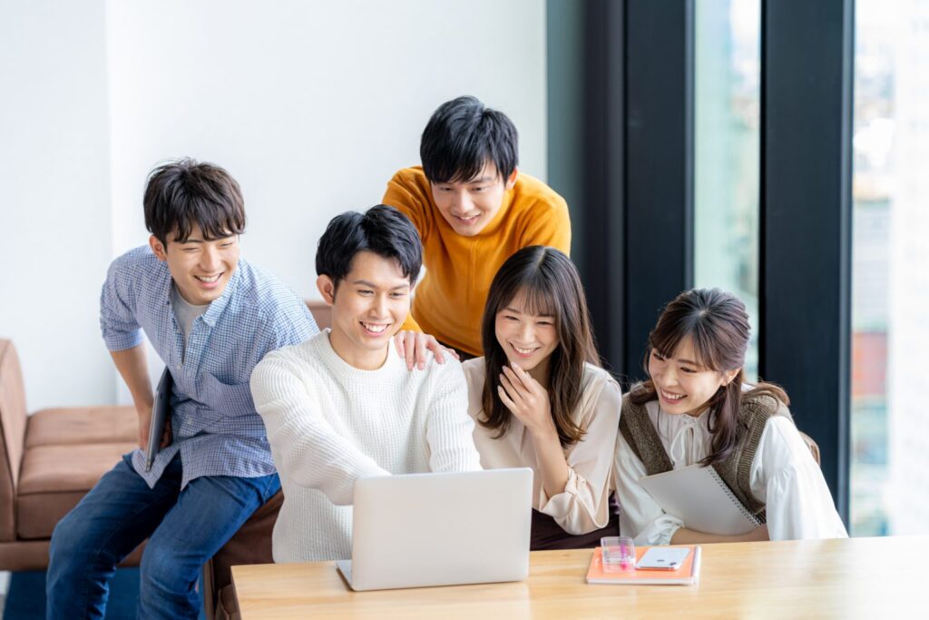 若者が集まってパソコンを見ている様子
