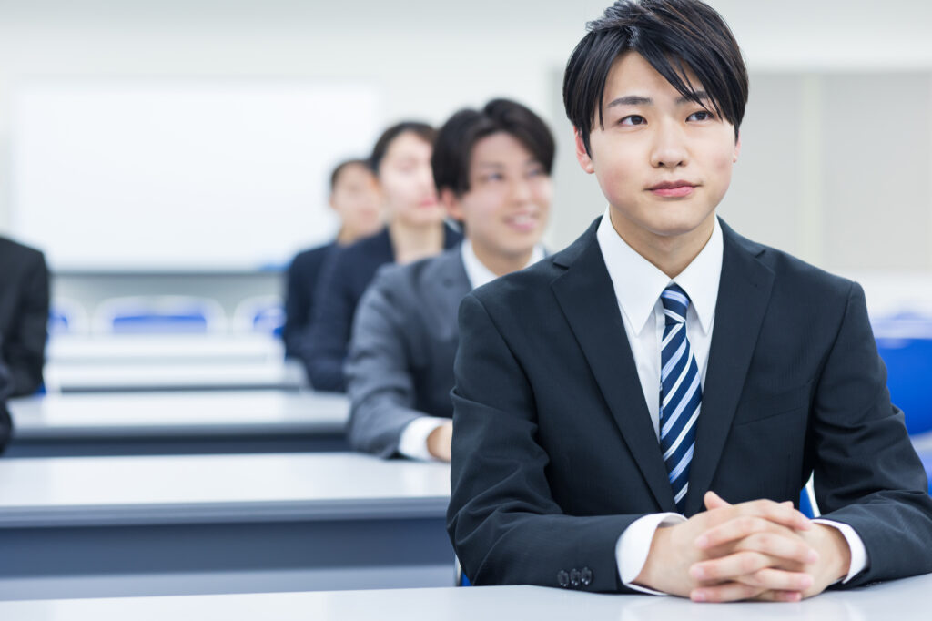 話を聞く若い社員