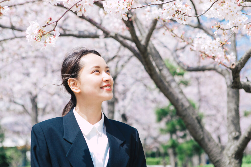 桜と新入社員のイメージ