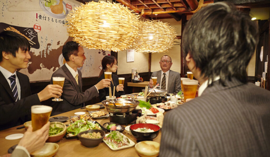 居酒屋での飲み会の様子