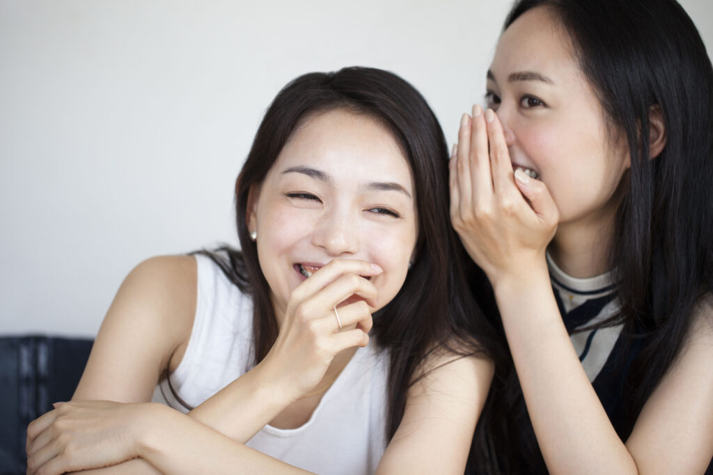 耳元でささやく様子