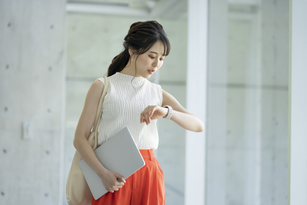 時間を確認する女性