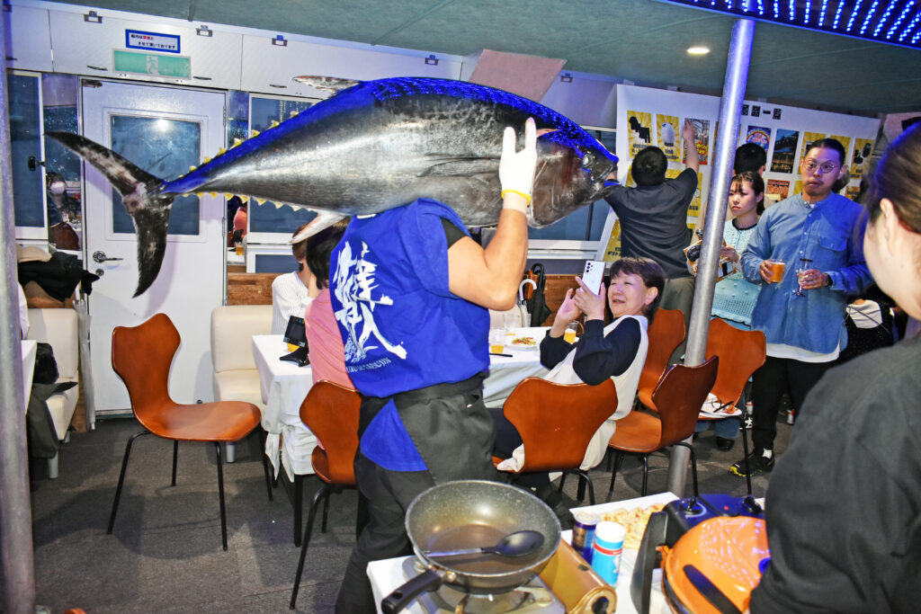 マグロ解体ショー