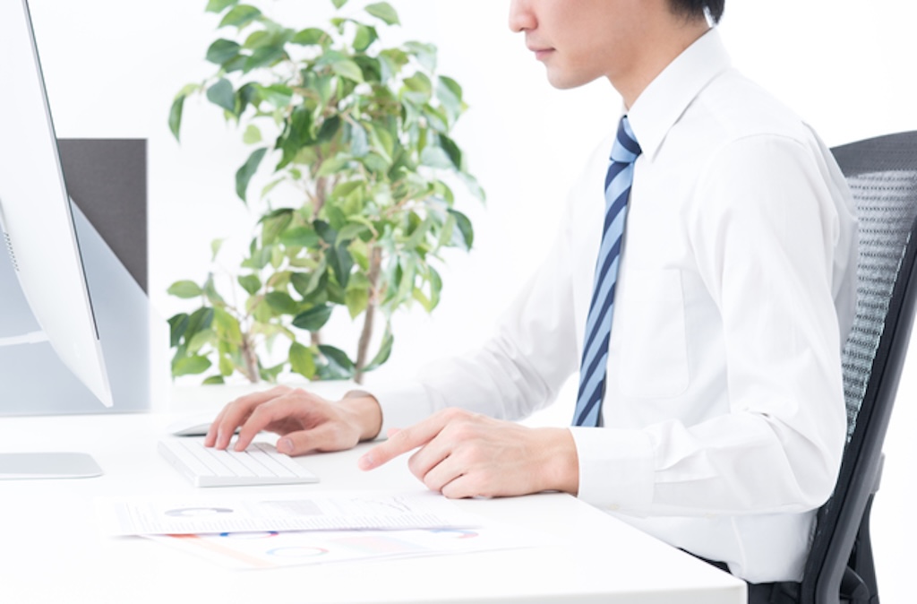 パソコンを使っている会社員