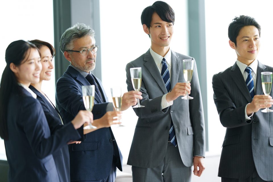 同僚で乾杯する様子