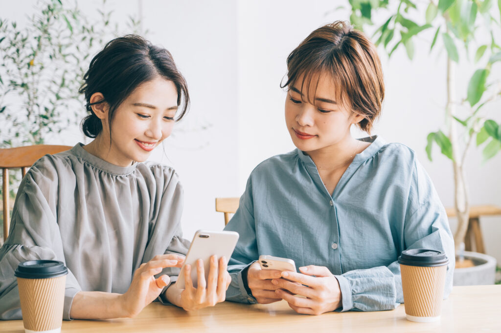 友人同士で打ち合わせをする様子
