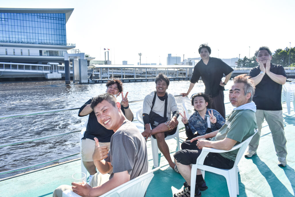 青海客船ターミナルで記念撮影