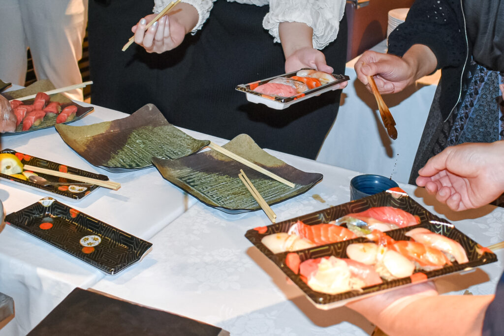 お寿司を取りに来た人たち