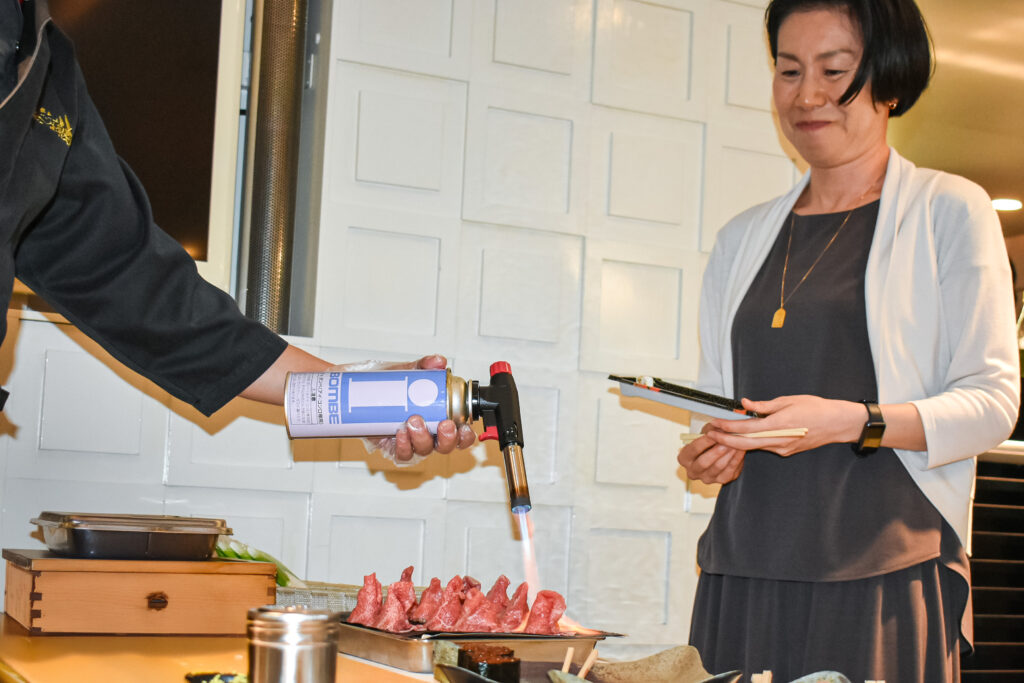 肉寿司を炙る様子