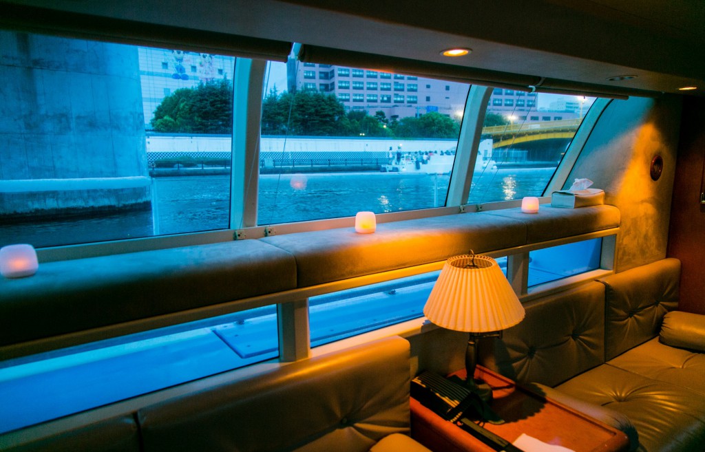 クルーズの船内