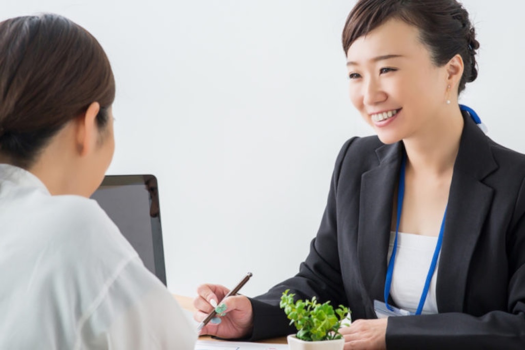 アドバイザーと話す様子