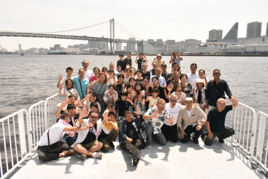 レインボーブリッジを背景にデッキで記念写真
