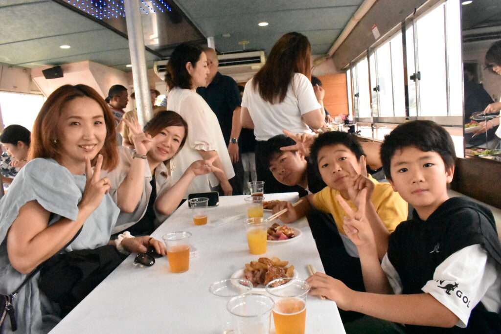 船内でビュッフェを楽しむ