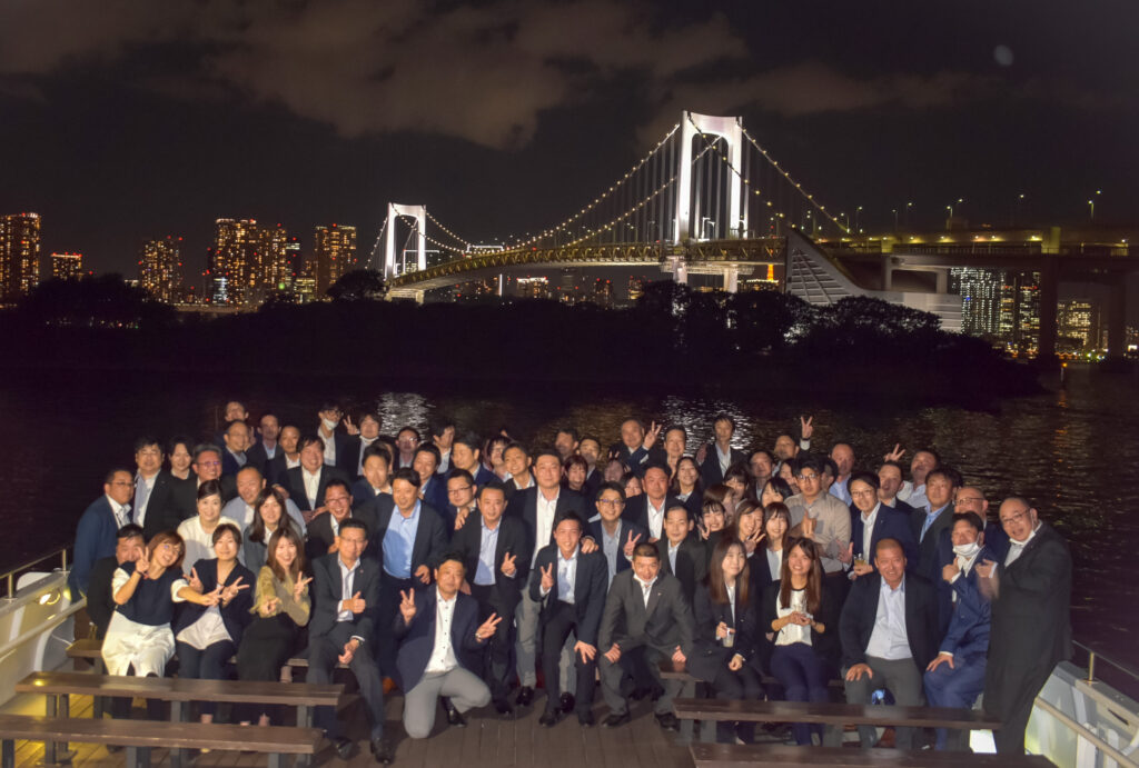 レインボーブリッジバックにデッキで記念写真