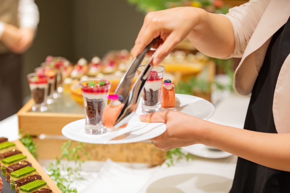 ビュッフェを取り分ける様子