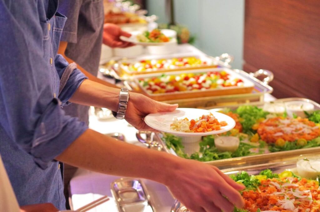 ビュッフェで食事を取り分ける