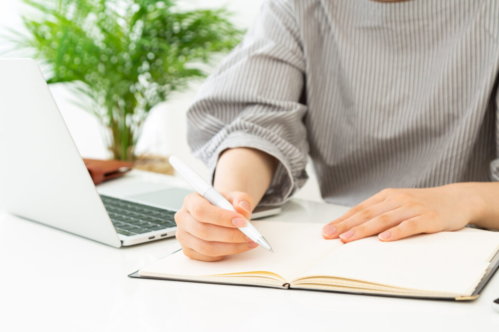 ノートにメモする様子