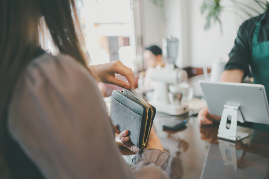財布を出す女性