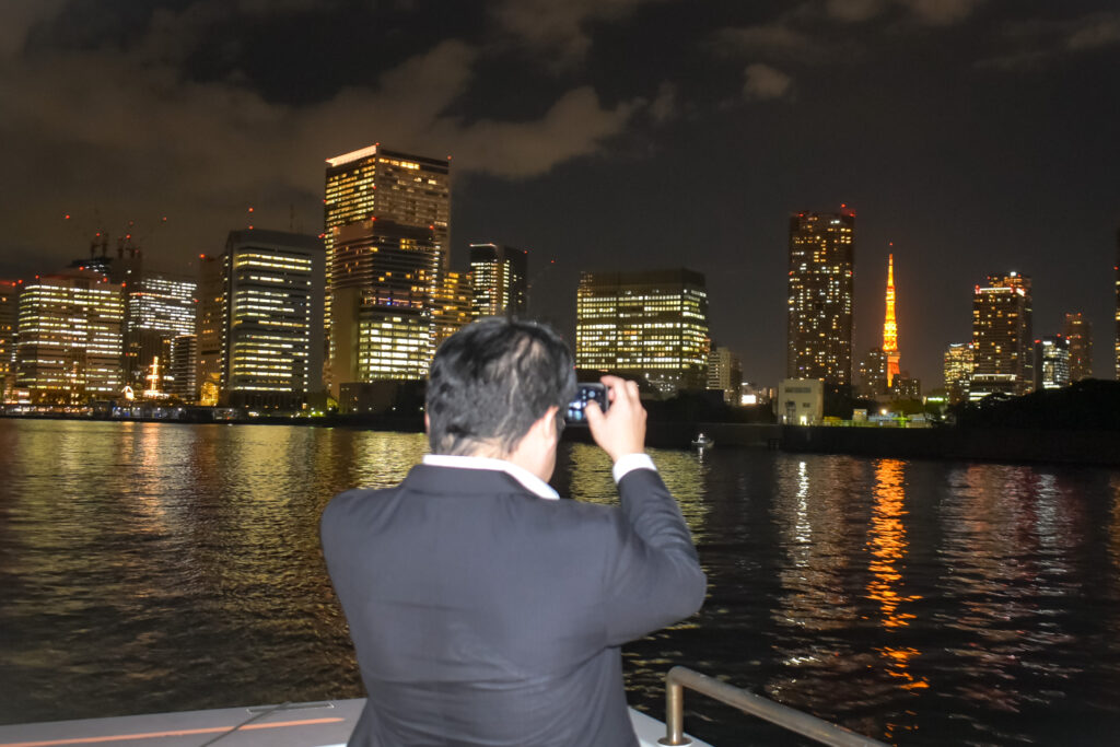 デッキで東京タワーの写真撮影