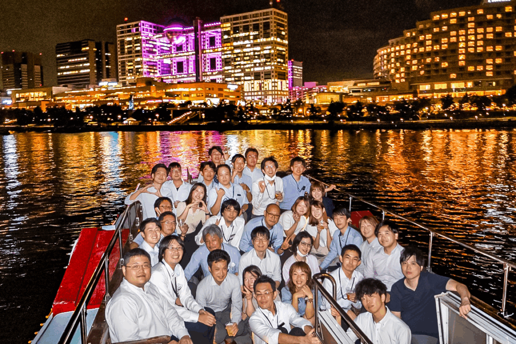 お台場フジテレビをバックにデッキで集合写真