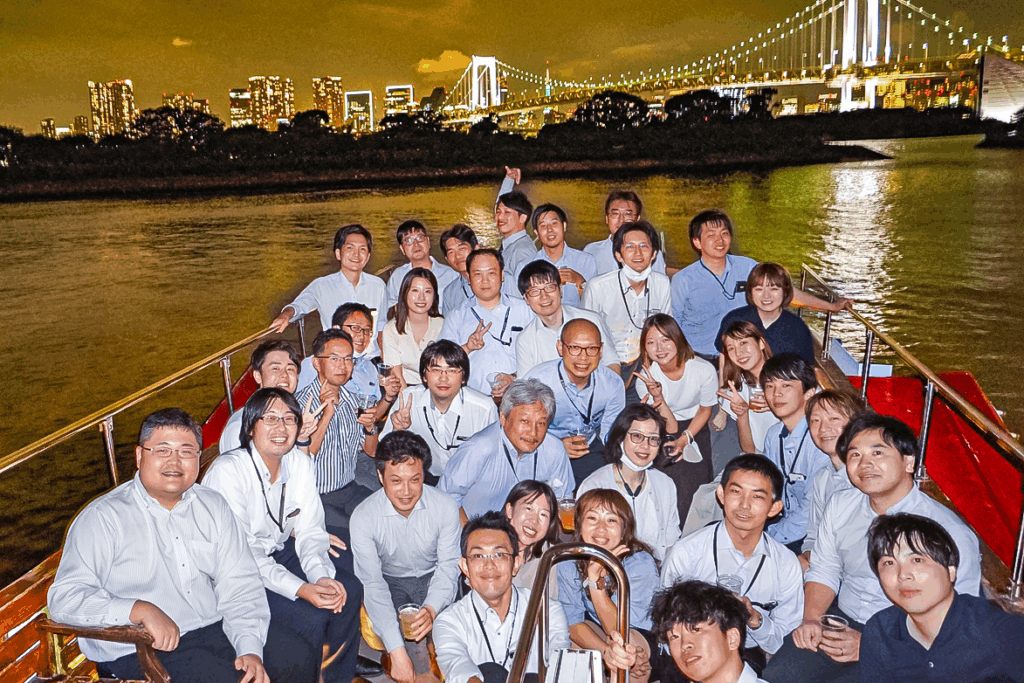 お台場レインボーブリッジをバックにデッキで集合写真