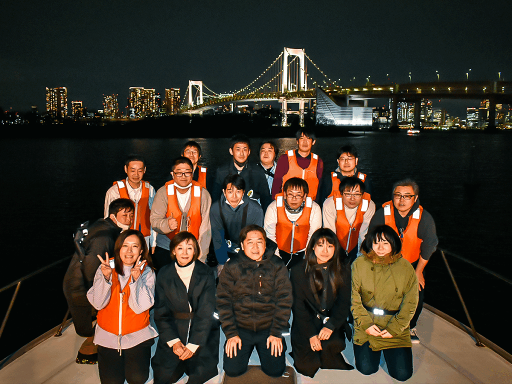 船の上から見るレインボーブリッジと記念写真