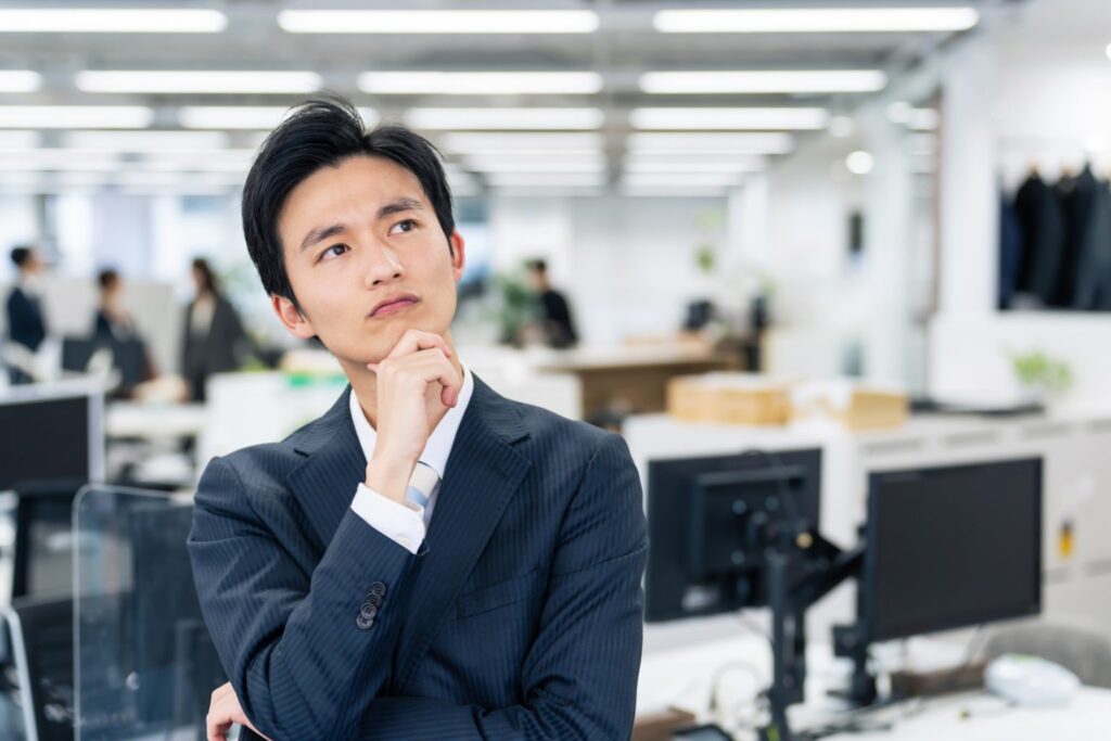 悩むビジネスマン