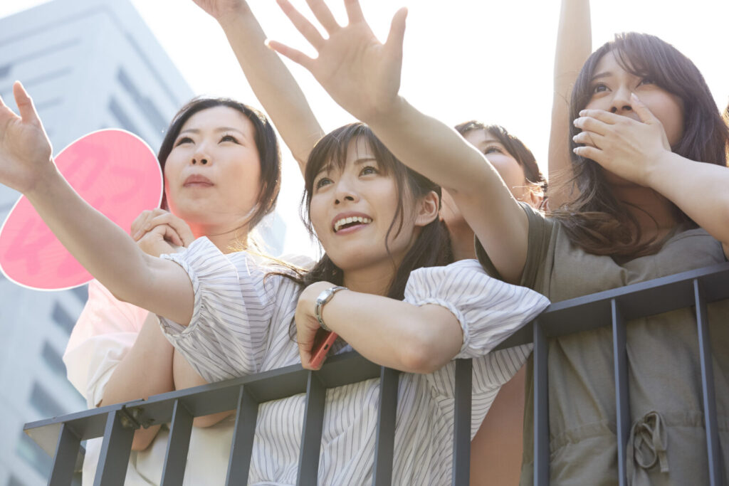 ファンが手を振る様子