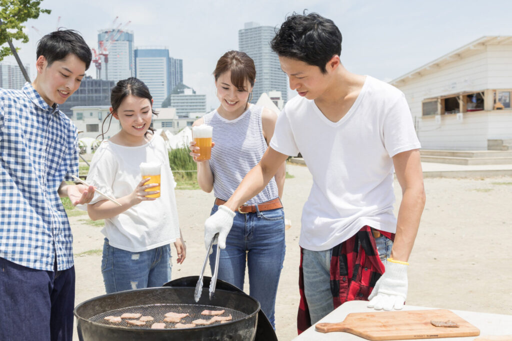 外でBBQをする様子