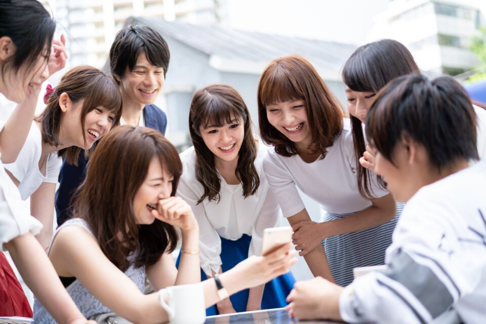 みんなで集まってスマホを見る