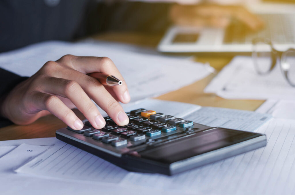 電卓をたたく人