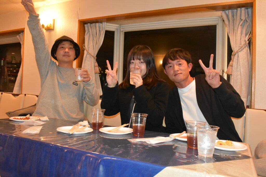 船内で食事を楽しむ