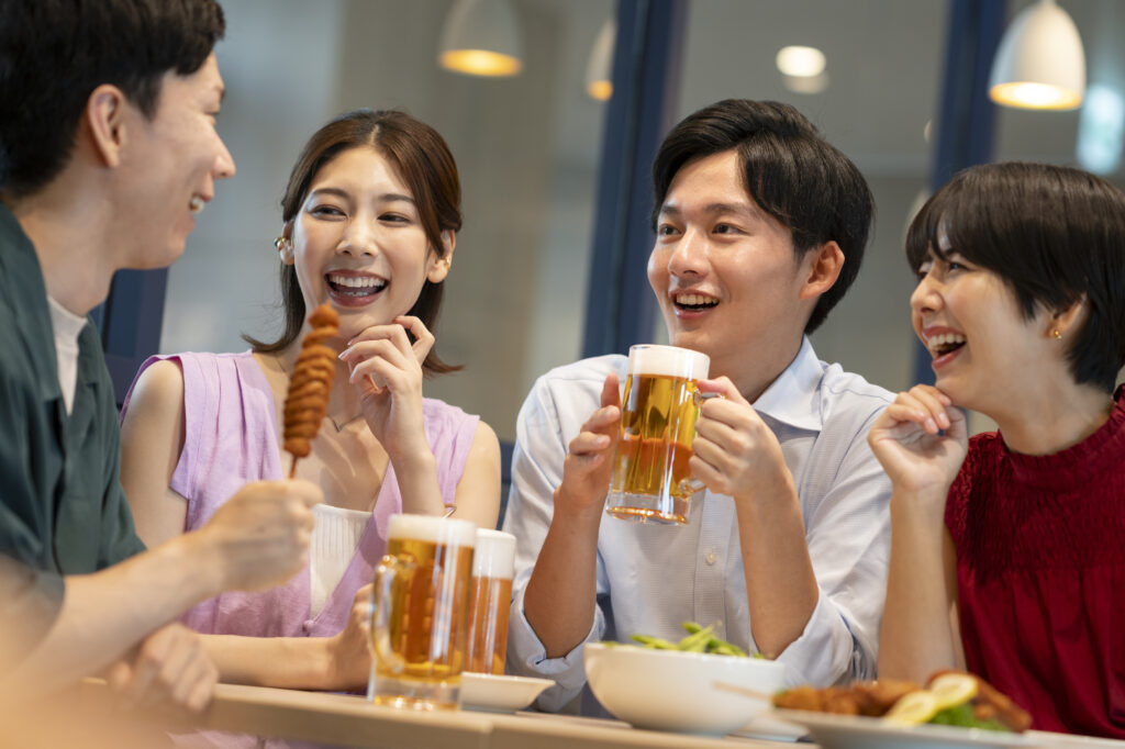 飲みながら話す男女