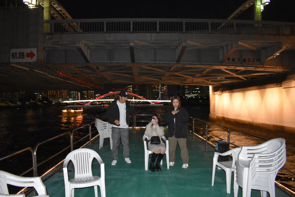 勝鬨橋の下をくぐる