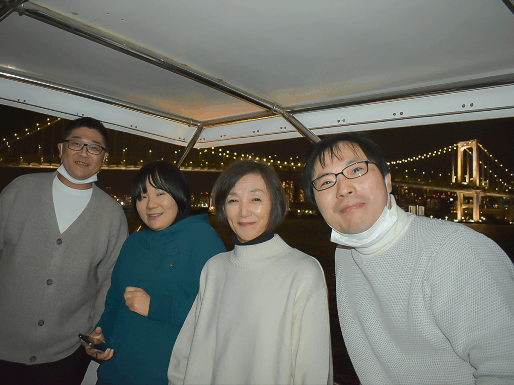 船の上から見るレインボーブリッジと記念写真