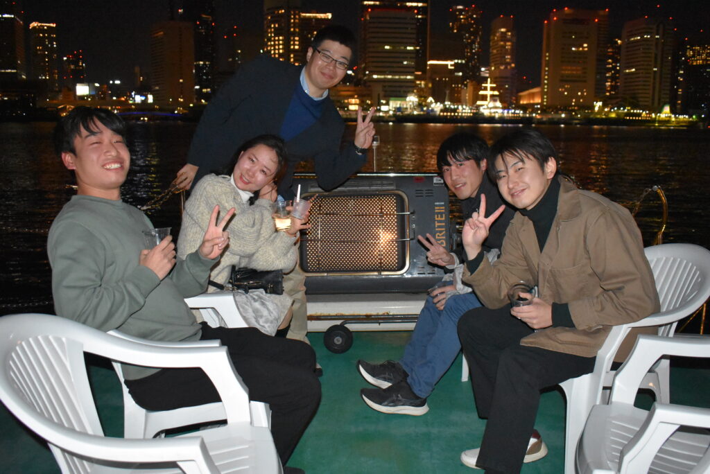 デッキでヒーターを囲む