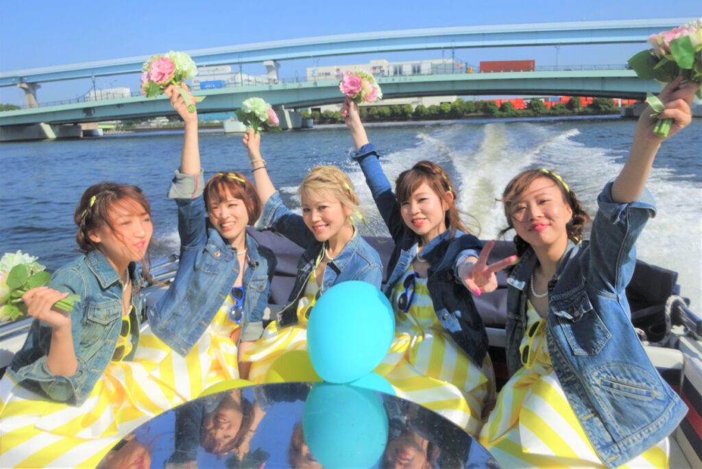 クルーズ船で記念写真