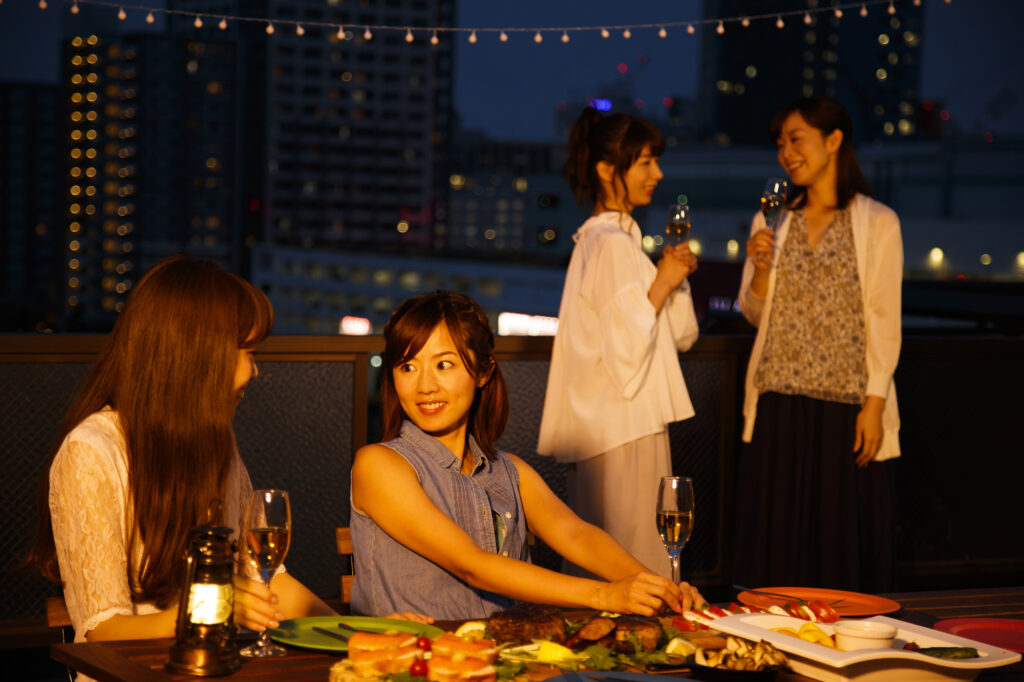 夜に屋外で食事を楽しむ