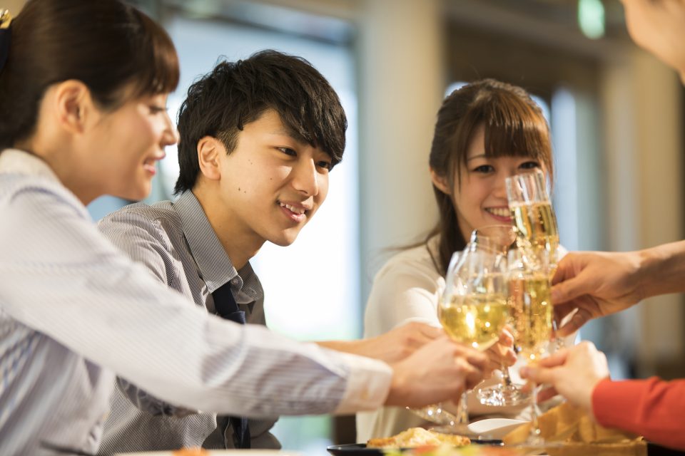 シャンパンやワインで乾杯