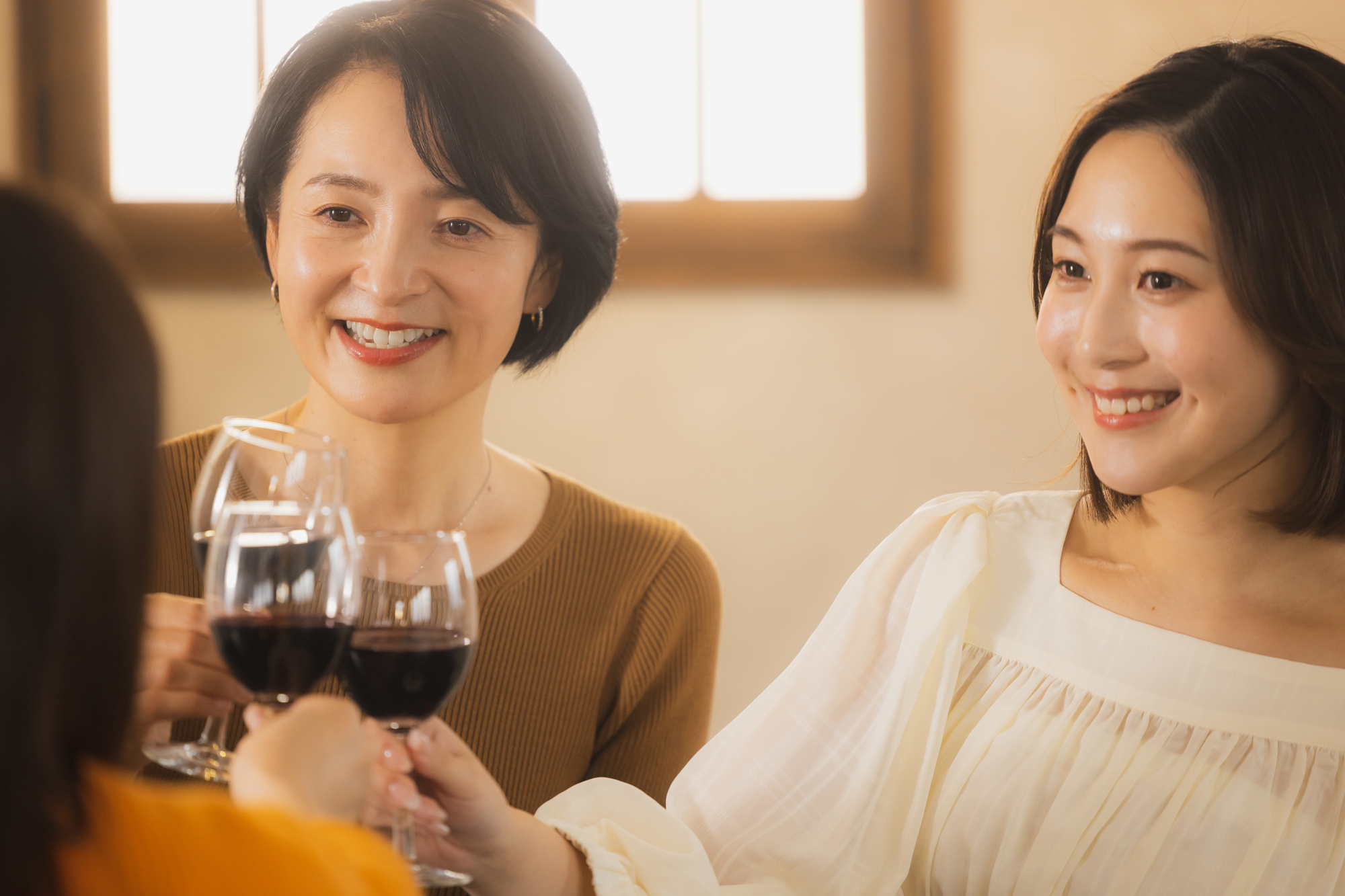 ワインで乾杯する女性