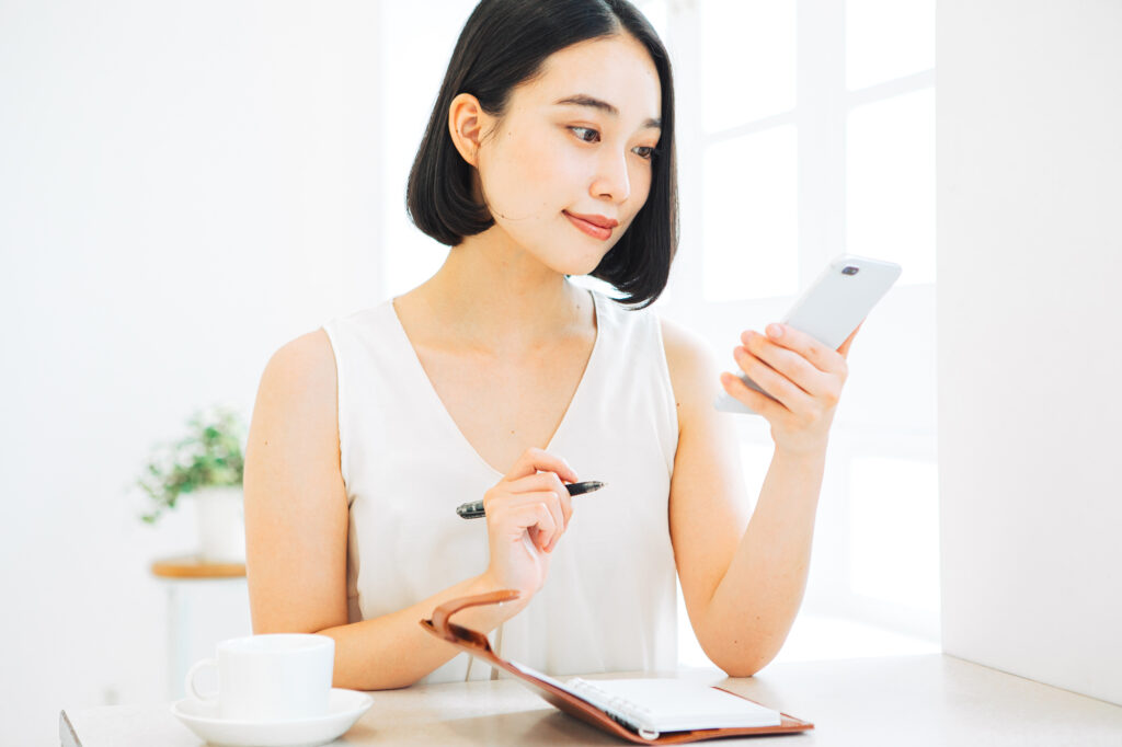 スマホを見ながらスケジュールを確認