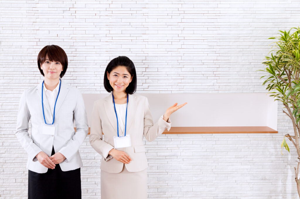 案内するスタッフ