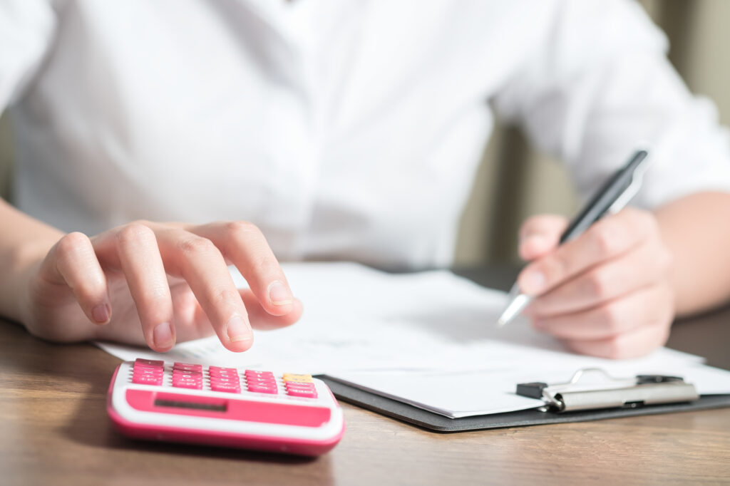 電卓を使いながらメモをする