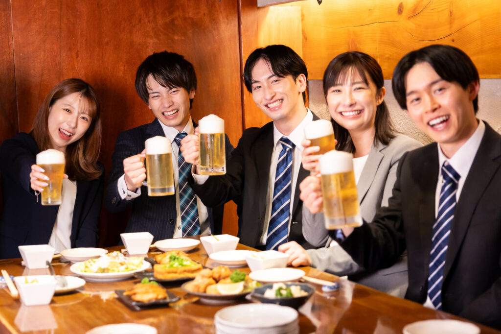 若いビジネスマンが乾杯するイメージ