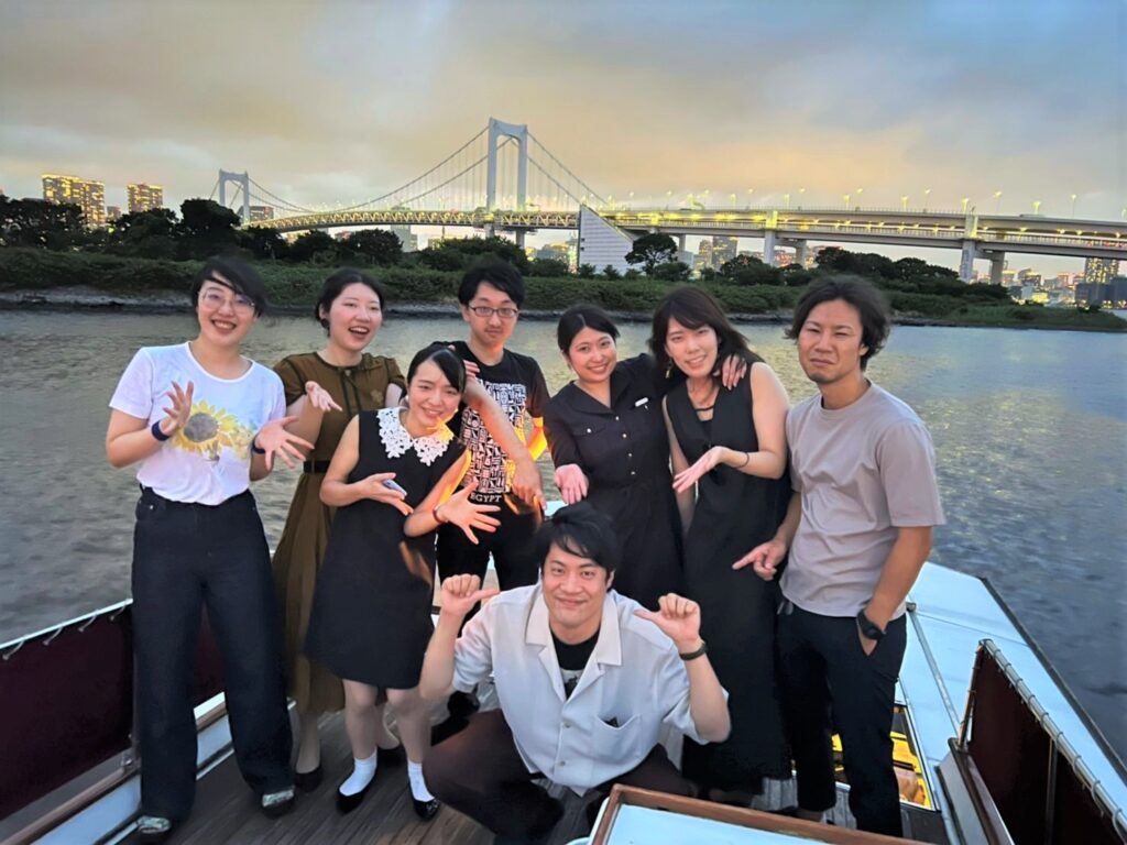 デッキで記念写真