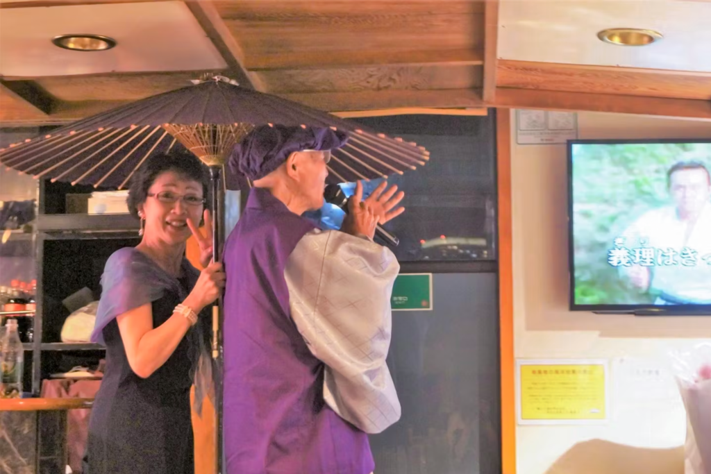 船内でカラオケをする様子