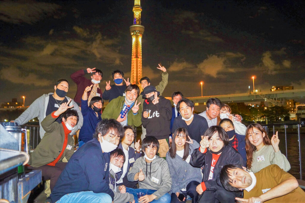 スカイツリーをバックに集合写真