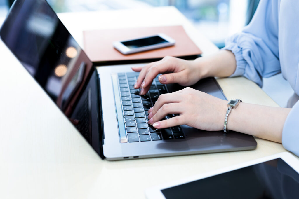 パソコンを操作する女性の手