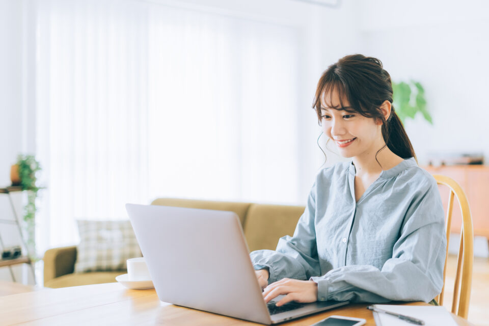 パソコンを使っている女性